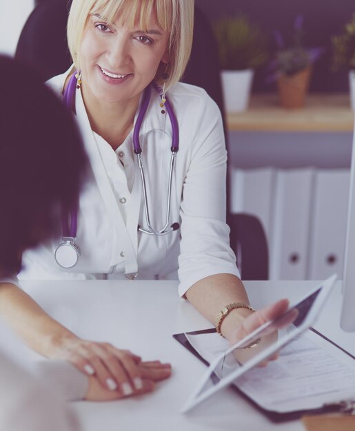 médecin expliquant le diagnostic à sa patiente