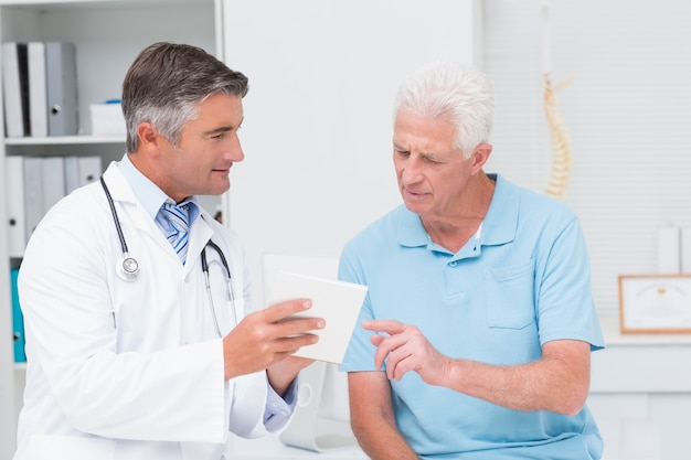 Médecin expliquant la prescription à un patient senior