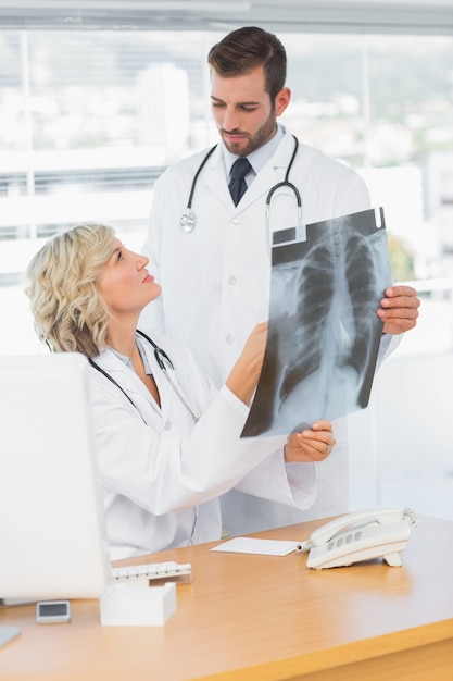Médecin expliquant la radiographie à son collègue masculin