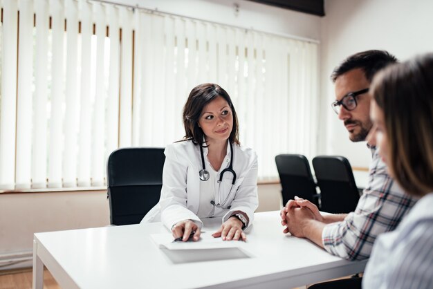 Médecin expliquant les résultats à un couple.