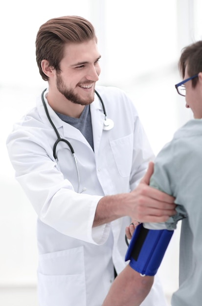 Médecin faisant une inspection de routine du patient