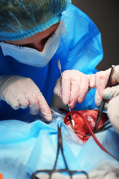 Photo médecin faisant une opération cardiaque