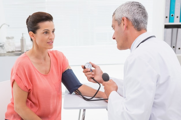 Médecin faisant un test chez son patient