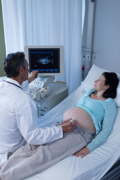 Photo un médecin fait une échographie d'une femme enceinte à l'hôpital.