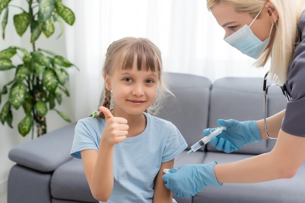 Le médecin fait une vaccination des enfants.