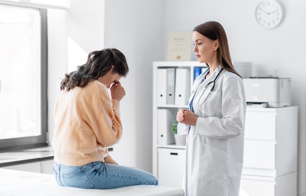un médecin féminin parlant à une femme triste à l'hôpital