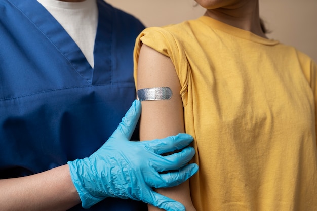 Photo médecin et femme après la vaccination