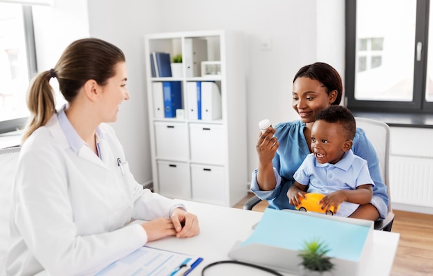 médecin et femme avec bébé et médicaments à la clinique