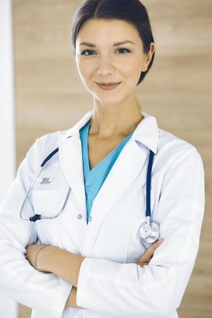 Médecin femme debout et regardant la caméra Médecin au travail portrait en studio au fond médical Concept de médecine et de soins de santé