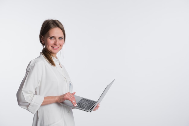 Médecin femme sourire et tenant tablet pc