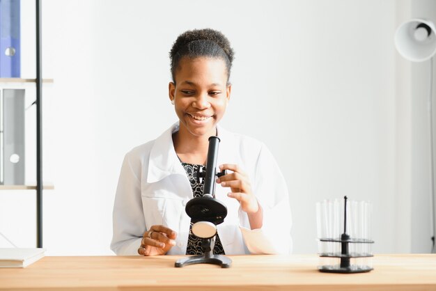 Médecin femme travaillant au laboratoire - copyspace