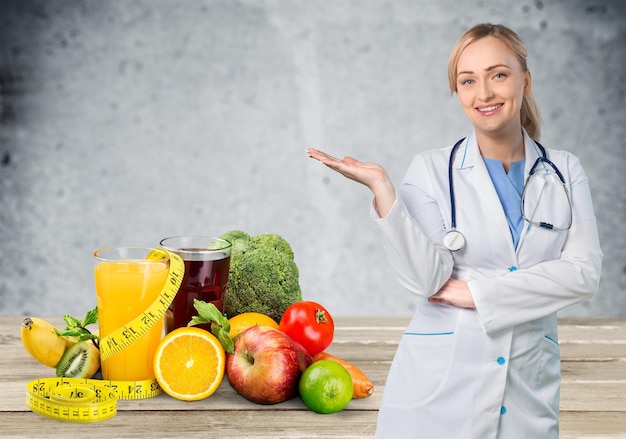 Médecin femmes main humaine infirmière femme cheveux blonds tenant