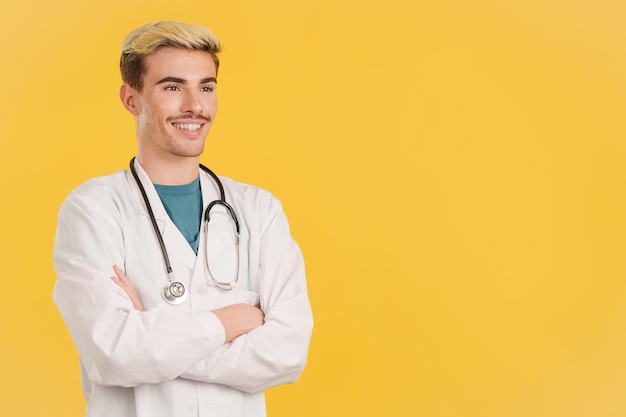 Médecin gay sympathique en uniforme et stéthoscope