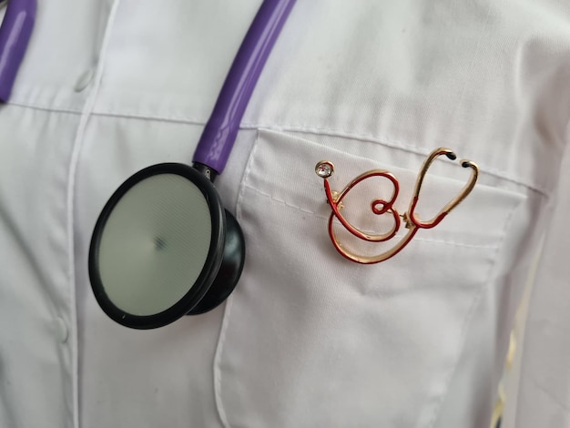 Médecin généraliste masculin professionnel ou cardiologue en uniforme blanc avec signe de stéthoscope