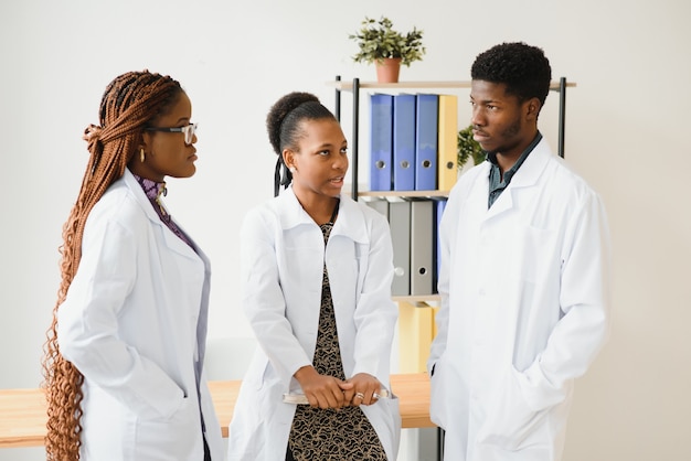 Médecin généraliste et médecin et infirmière en tant qu'équipe médicale afro-américaine à l'hôpital