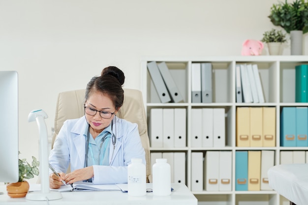 Médecin généraliste remplissant des documents