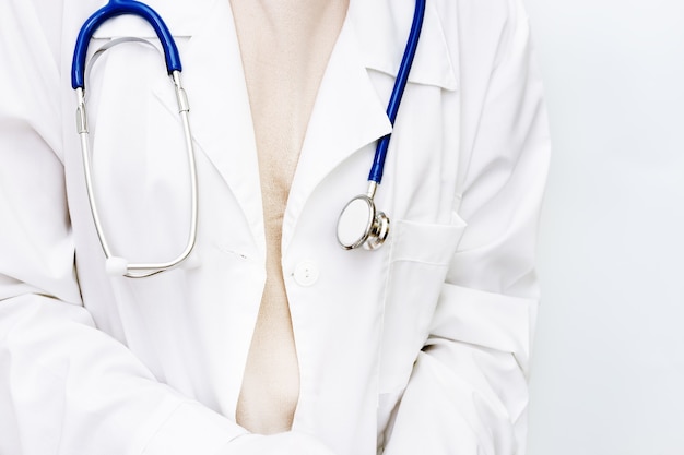 Médecin gros plan en blouse blanche avec stéthoscope.