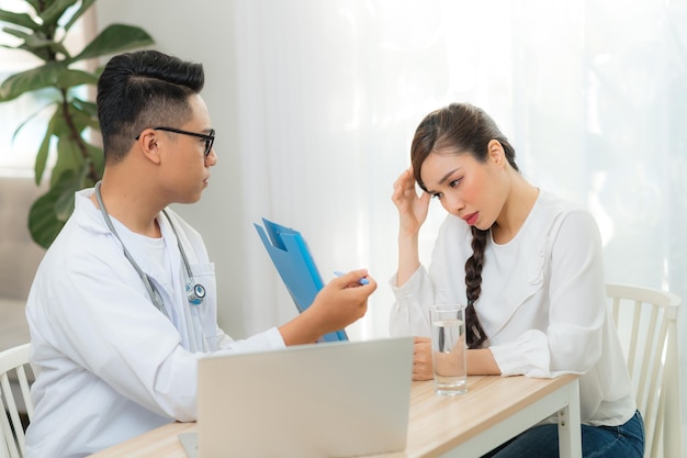 Médecin gynécologue obstétricien ou psychiatre consultant et diagnostique examinant la santé gynécologique obstétricale de la patiente dans une clinique médicale ou un centre de services de santé hospitalier