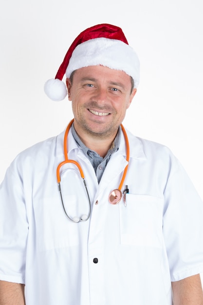 Médecin heureux en bonnet rouge. isolé sur fond blanc