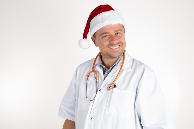 Médecin heureux en bonnet rouge. isolé sur fond blanc