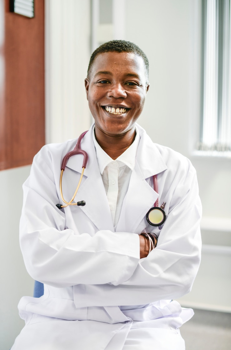 Photo médecin heureux dans un hôpital