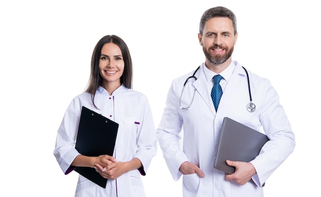 Médecin heureux avec interniste en studio photo d'un médecin et d'un interniste portant une blouse blanche