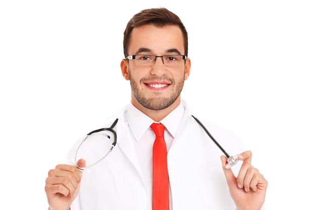 Un médecin heureux avec stéthoscope sur fond blanc