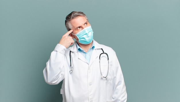 Médecin homme d'âge moyen avec un masque de protection