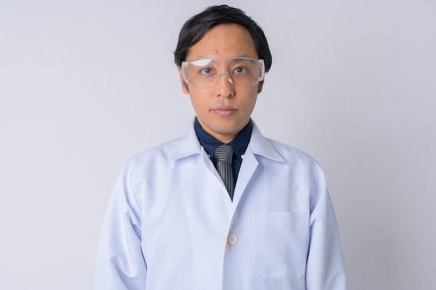 Médecin de l'homme japonais portant des lunettes de protection sur fond blanc