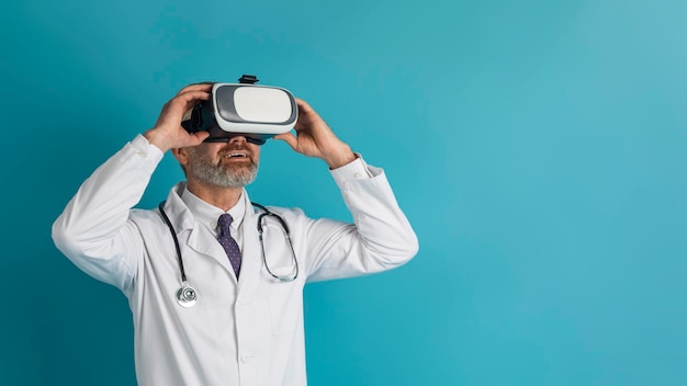 Médecin homme portant des lunettes de réalité virtuelle isolé sur fond bleu