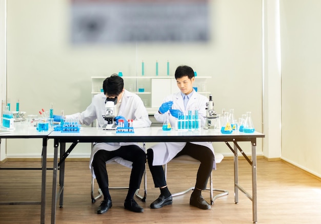 Médecin hommes asiatiques travaillant pour la recherche sur la maladie covid-19 en laboratoire