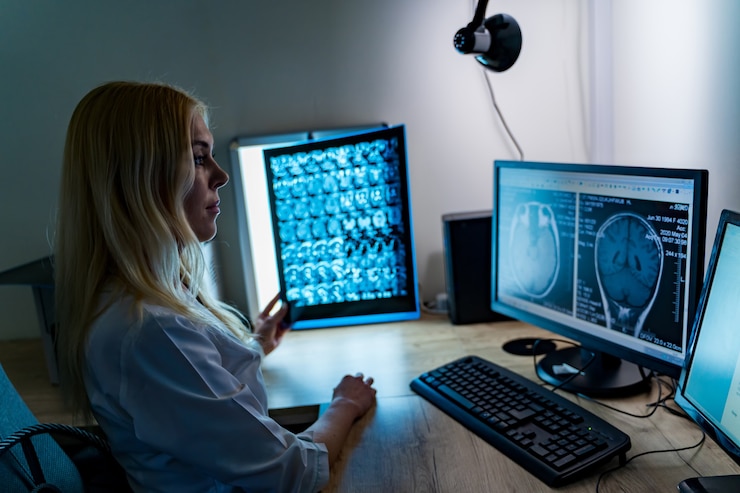 Photo médecin de l'hôpital tenant le film radiographique du patient. arrière-plan de bureau moderne. concept de soins de santé, de roentgen, de personnes et de médecine.