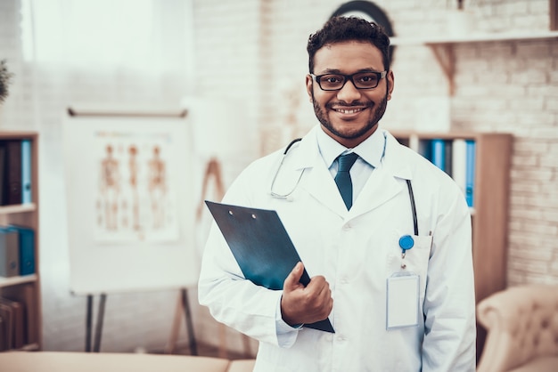 Photo médecin indien avec stéthoscope dans la chambre d'hôpital.