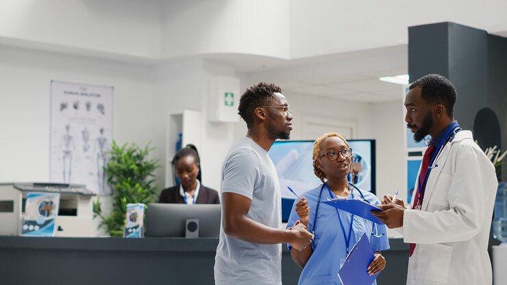 Photo médecin et infirmière discutant du traitement avec un patient masculin, se préparant à faire une consultation de contrôle à la clinique. équipe de spécialistes de la santé donnant des conseils médicaux à un homme malade dans la salle d'attente de l'hôpital.