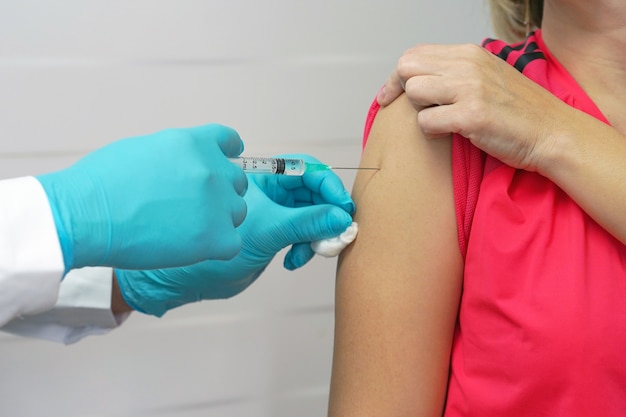 Médecin ou infirmière main tenant la grippe, vaccin contre la rougeole.