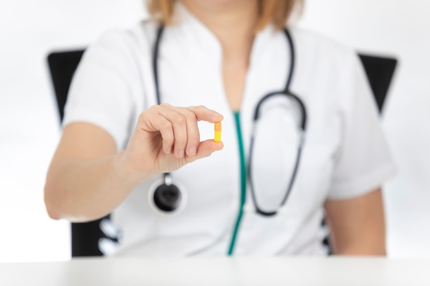 Photo médecin, infirmière à son bureau montrant la pilule.