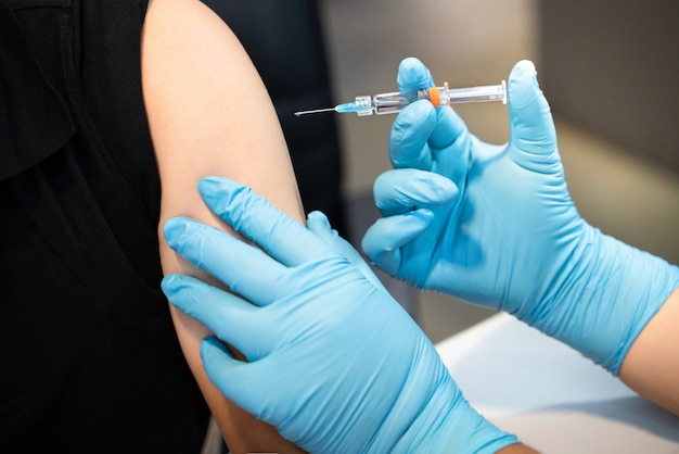 Médecin ou une infirmière tenant la grippe, vaccin contre la rougeole pour vaccination adulte