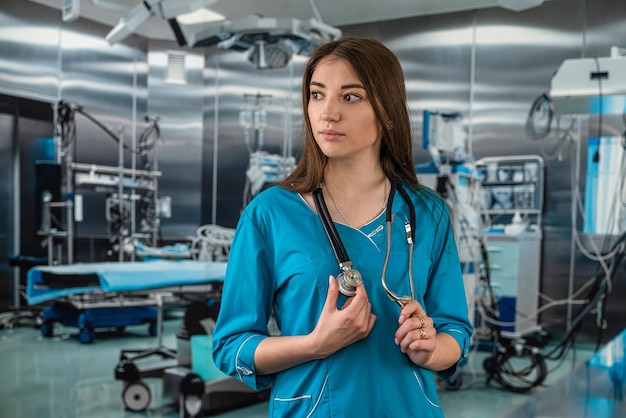 Médecin ou infirmière en uniforme avec stéthoscope debout dans la salle d'urgence