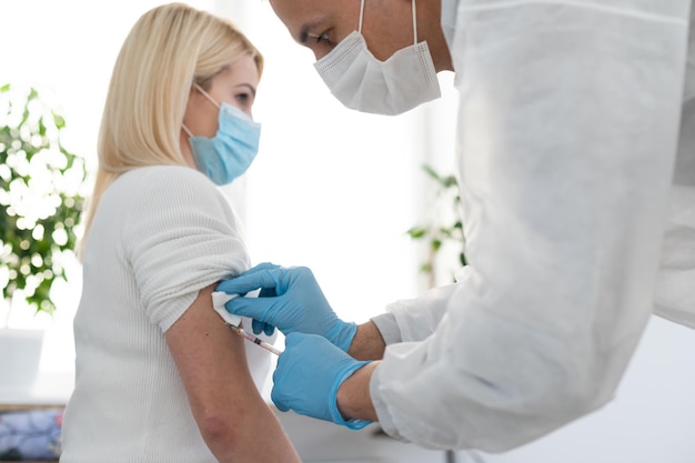 Photo médecin injectant un vaccin à une femme, vaccin covid