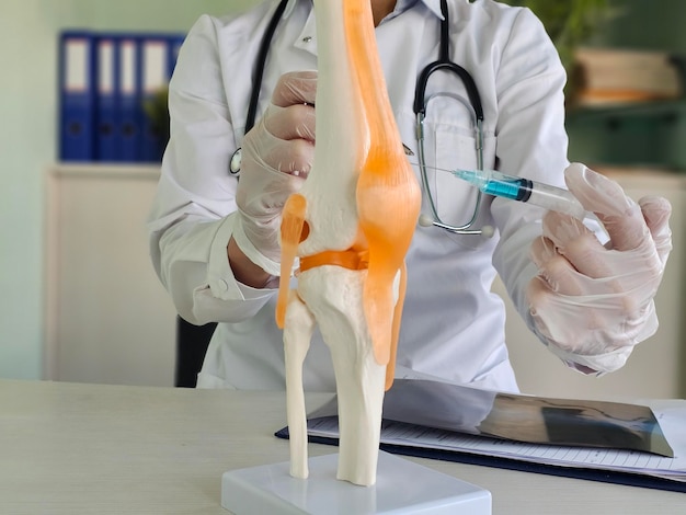 Le médecin injecte le concept de plasma sanguin du patient à l'aide d'une seringue