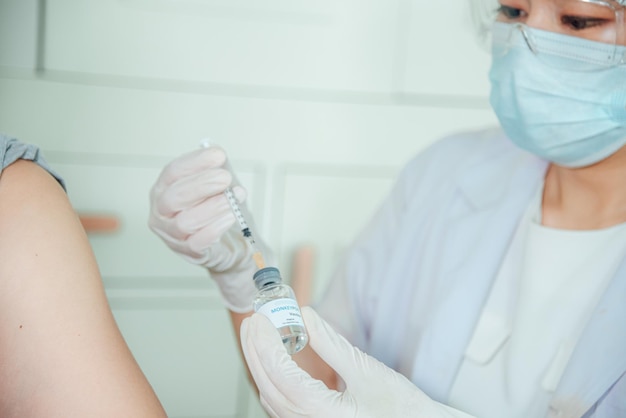 Photo un médecin injecte le vaccin contre la variole du singe au patient