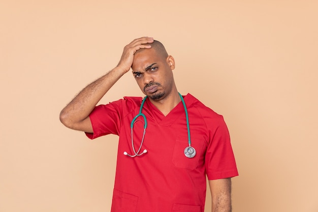 Médecin inquiet avec un uniforme rouge