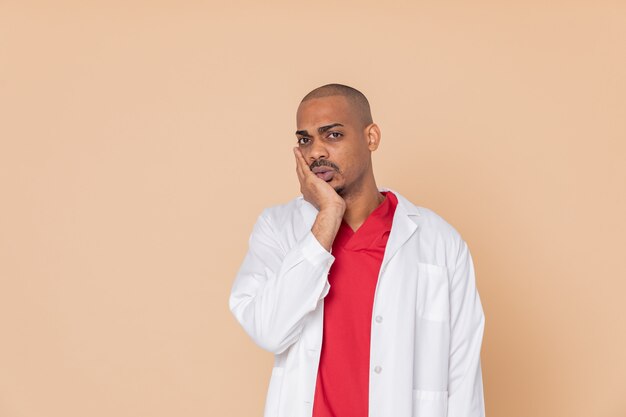 Photo médecin inquiet avec uniforme rouge