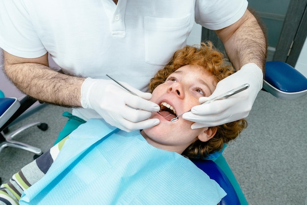 Le médecin inspecte les dents de lait