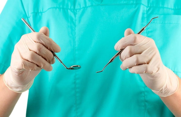 Médecin avec des instruments médicaux isolés sur blanc