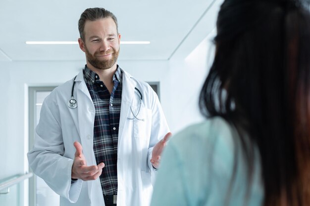 Photo un médecin interactionnant avec une femme enceinte dans le couloir