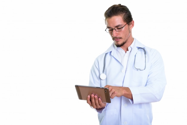Médecin jeune bel homme à l'aide de tablette numérique