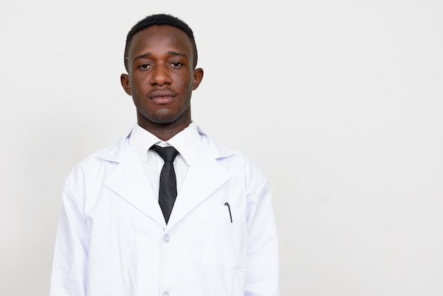 Médecin de jeune homme africain isolé contre l'espace blanc