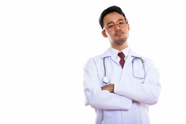 Médecin de jeune homme asiatique portant des lunettes avec les bras croisés