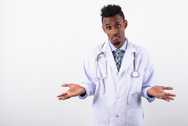 Médecin jeune homme barbu contre blanc